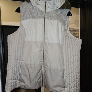 Vest w/detachable Hood Liz Claiborne Cream Vest with vegan fur trimmed hood